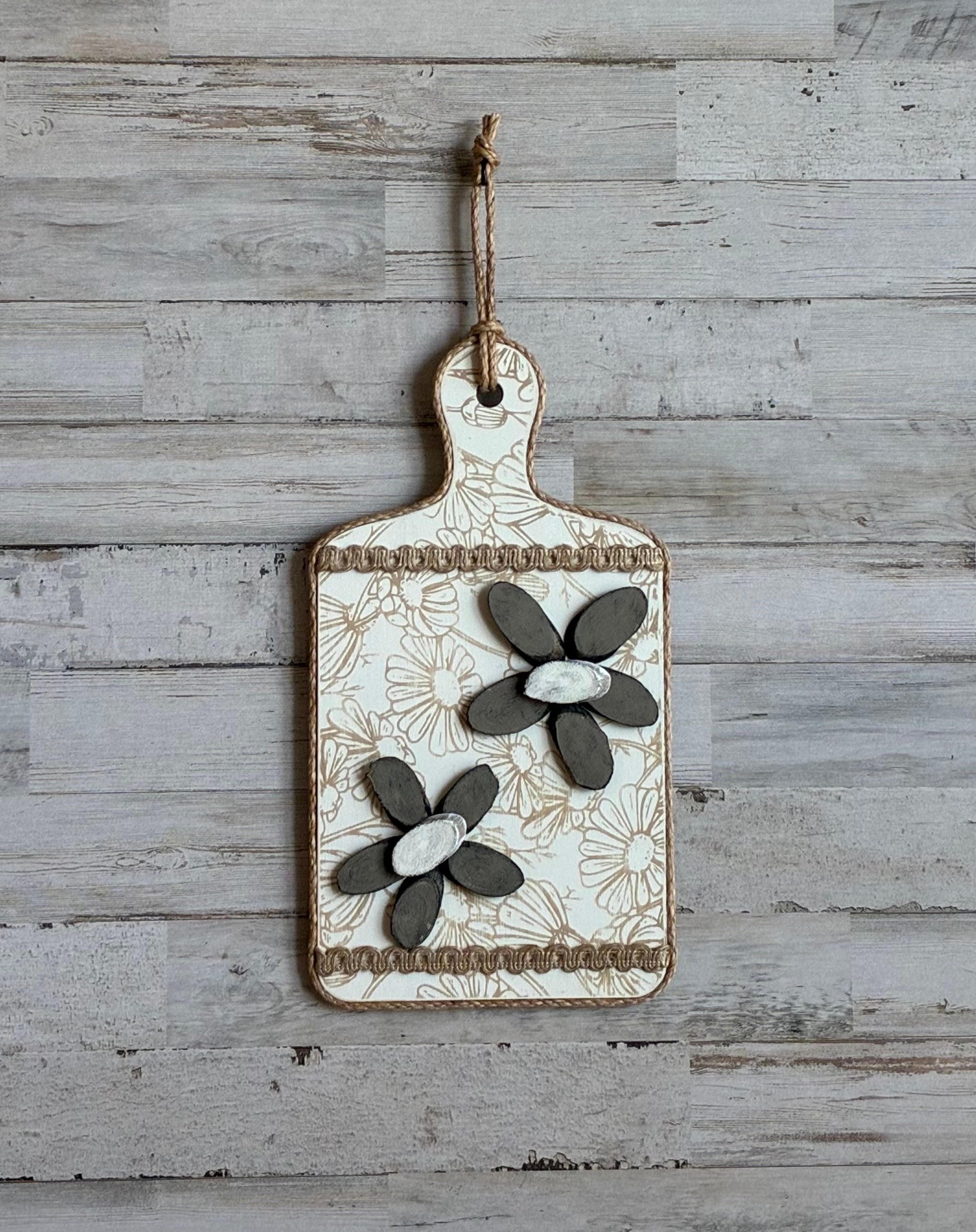 Daisy Log Chip Flower Wall Hanger – Stenciled Daisy Board with Jute Trim